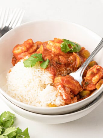 a bowl of camarones guisados