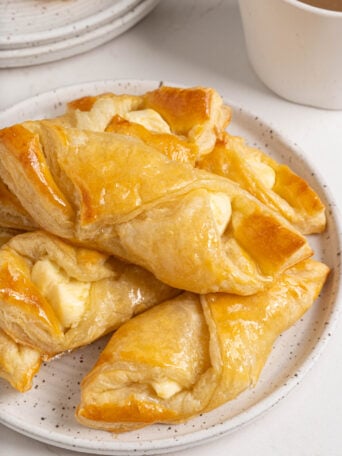 A plate of quesitos.