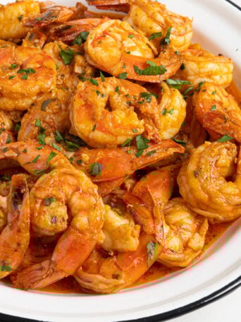 A plate of camarones al ajillo.