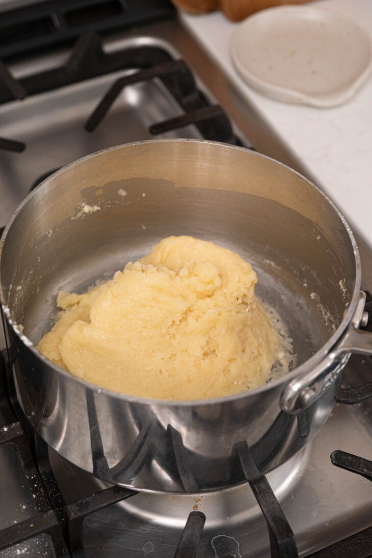The base of the checkpoint flour in a pot.