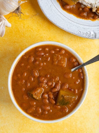 A bowl of habichuelas guisadas.