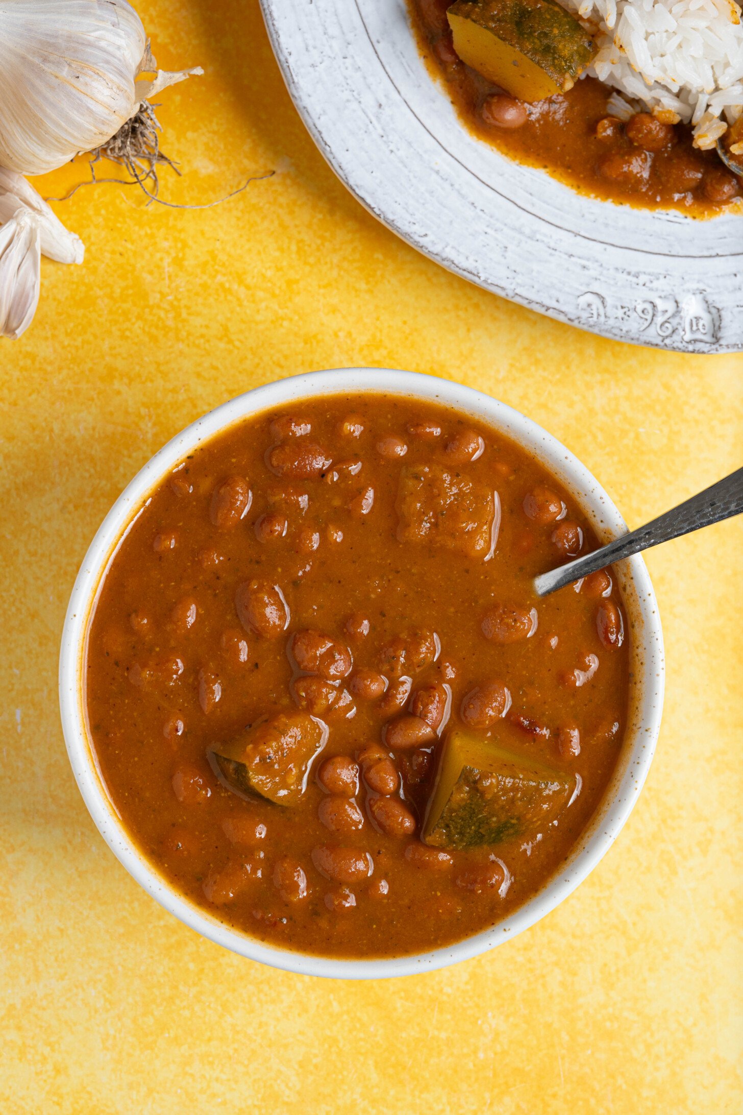A bowl of habichuelas guisadas.