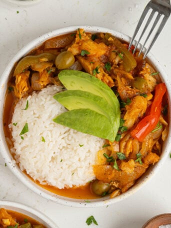 A bowl of bacalao guisado.