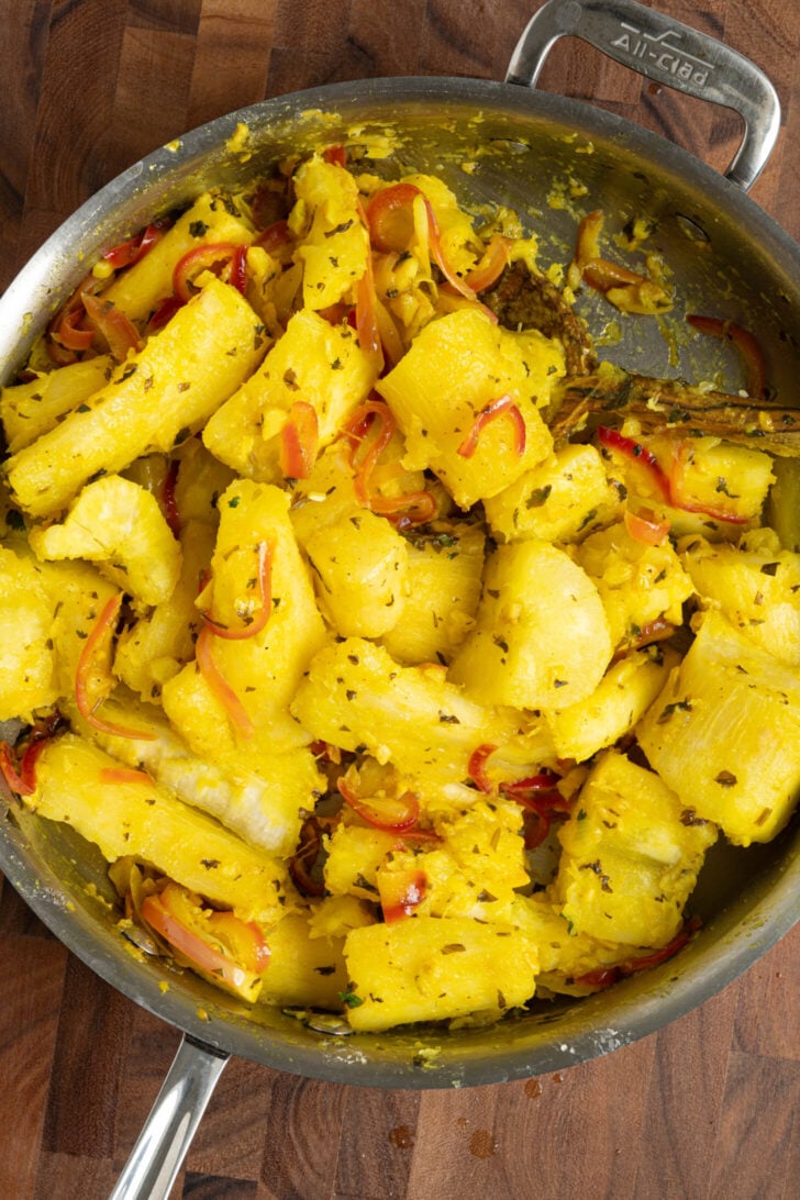 Yuca con mojo in a pan.