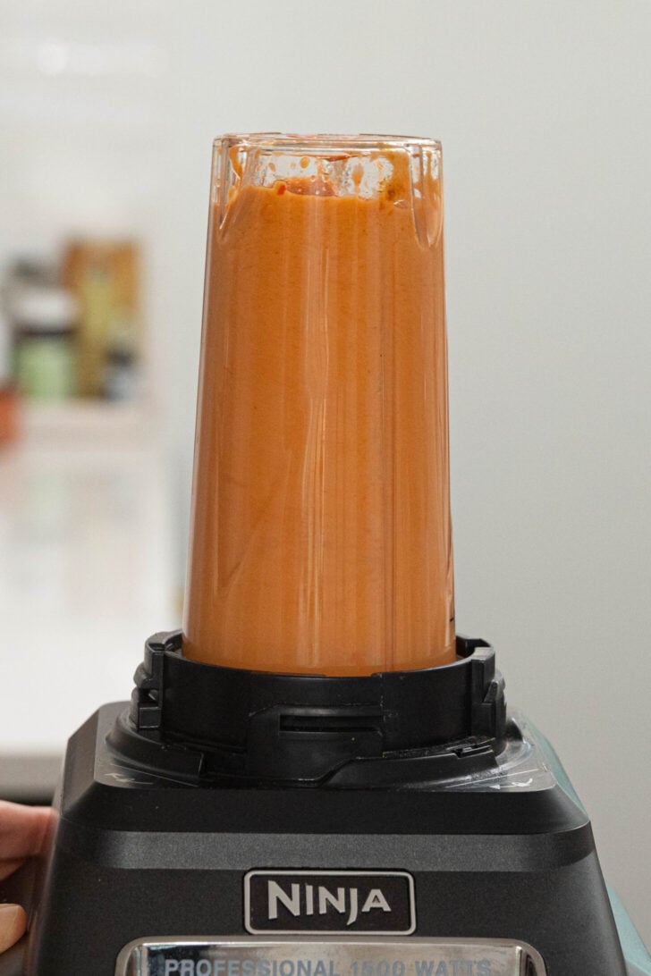 Mojo rojo being blended.