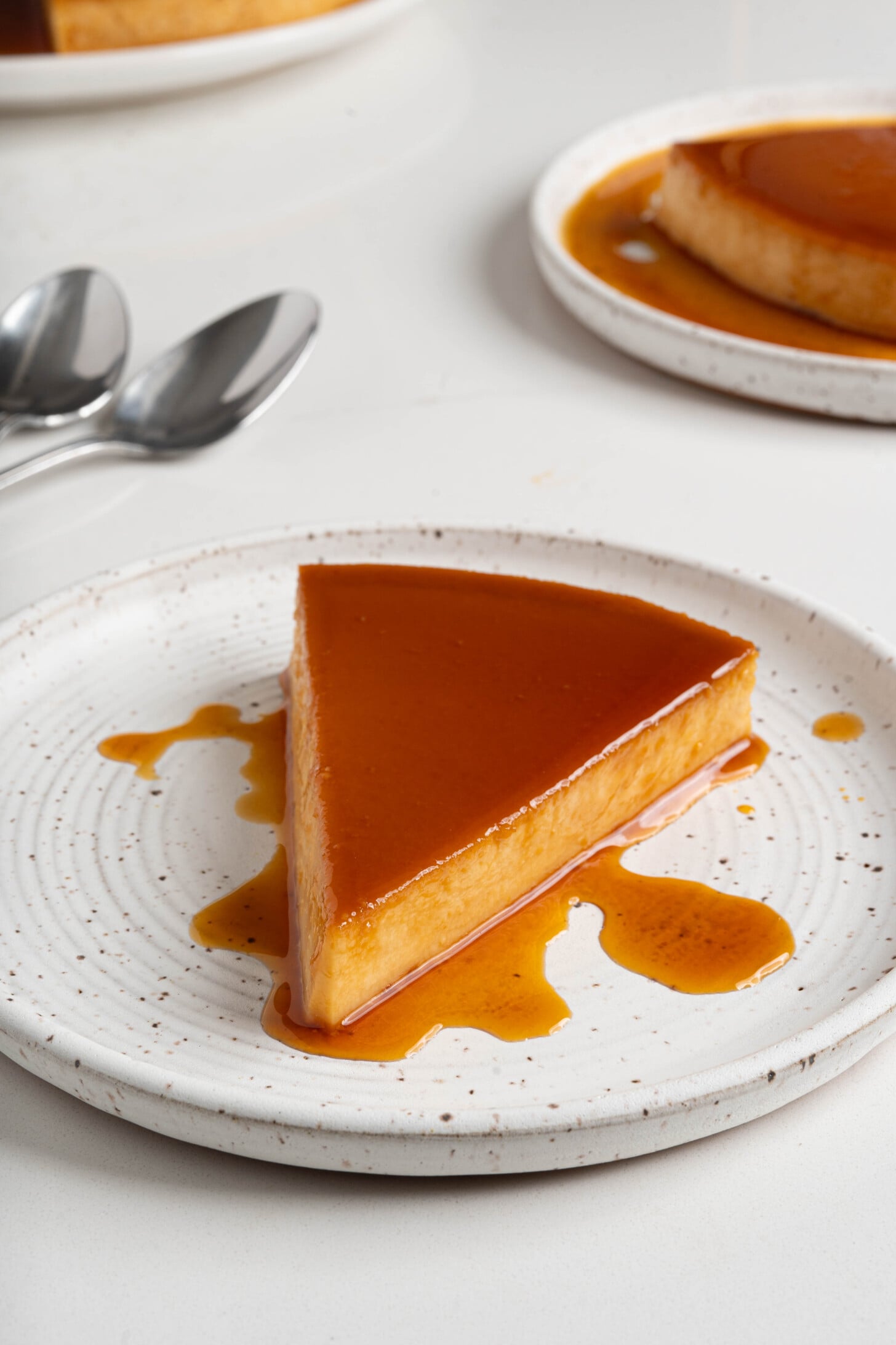 Flan de queso on a plate.
