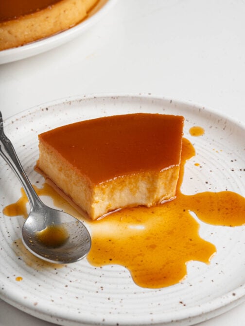 Flan de queso on a plate.
