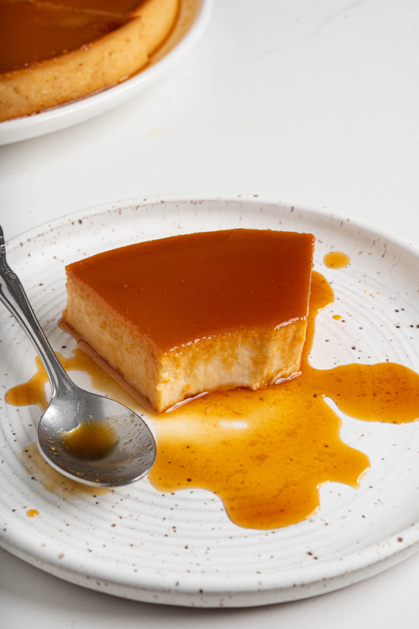 Flan de queso on a plate.
