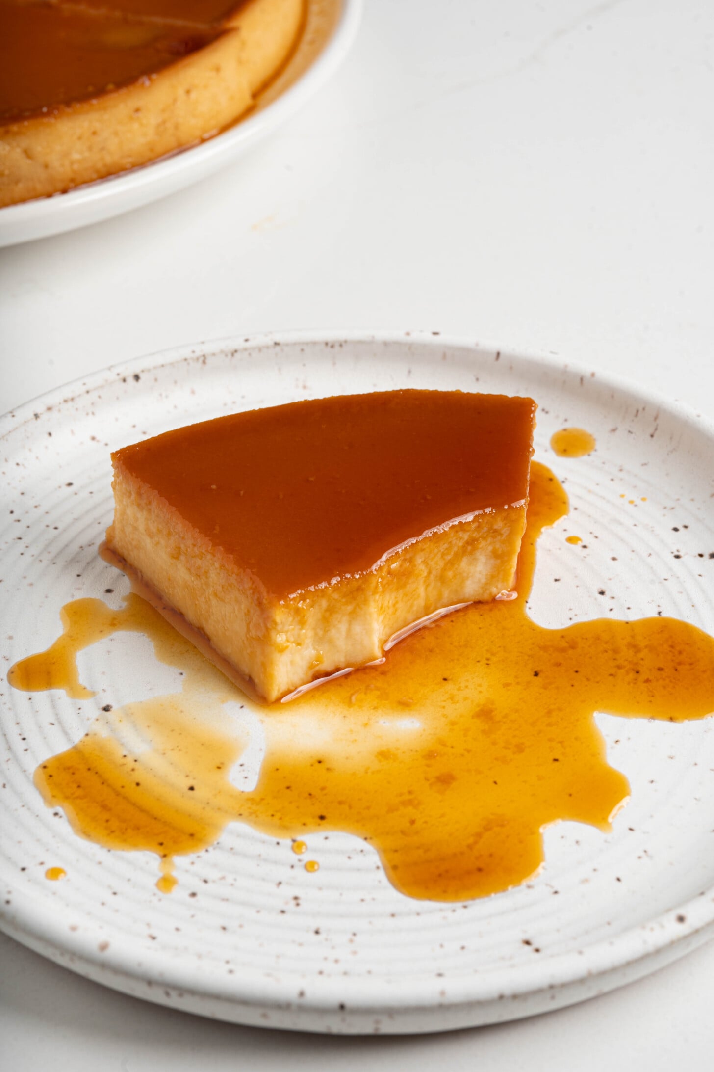 Flan de queso on a plate.